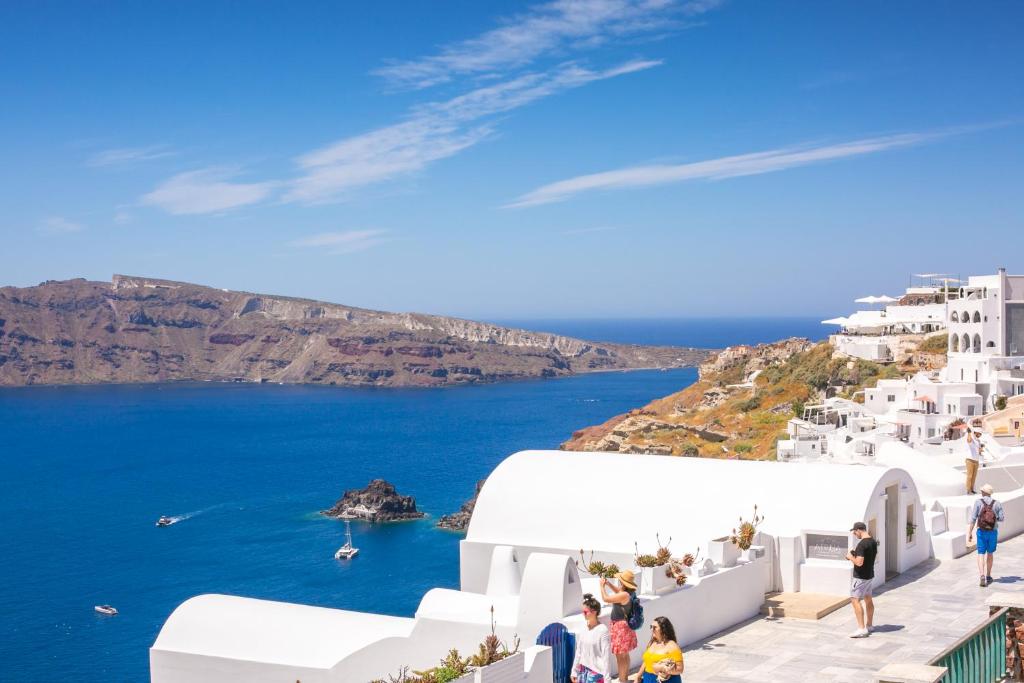 Whitewashed houses of Oía overlooking the Caldera and Aegean sea